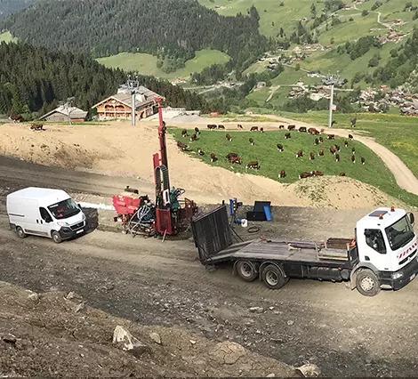 foreuse et camion porteur station de ski